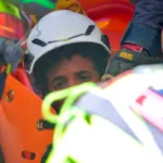 El niño fue localizado bajo los escombros de un conjunto residencial parcialmente colapsado en el sector de Catia La Mar, después de una operación de búsqueda que se prolongó durante varias horas - Foto: UNGRD