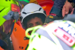 El niño fue localizado bajo los escombros de un conjunto residencial parcialmente colapsado en el sector de Catia La Mar, después de una operación de búsqueda que se prolongó durante varias horas - Foto: UNGRD