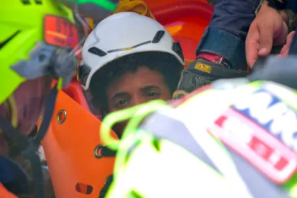 El niño fue localizado bajo los escombros de un conjunto residencial parcialmente colapsado en el sector de Catia La Mar, después de una operación de búsqueda que se prolongó durante varias horas - Foto: UNGRD