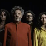 En cuanto a lo audiovisual, en una conversación circular, los Fitos mantienen diálogos solapados que presentan el multiverso Paez: en un living que se adivina de noche, conversan en sillones, mientras la cámara los descubre, uno a uno - Foto: Guido Adler