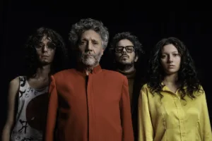 En cuanto a lo audiovisual, en una conversación circular, los Fitos mantienen diálogos solapados que presentan el multiverso Paez: en un living que se adivina de noche, conversan en sillones, mientras la cámara los descubre, uno a uno - Foto: Guido Adler