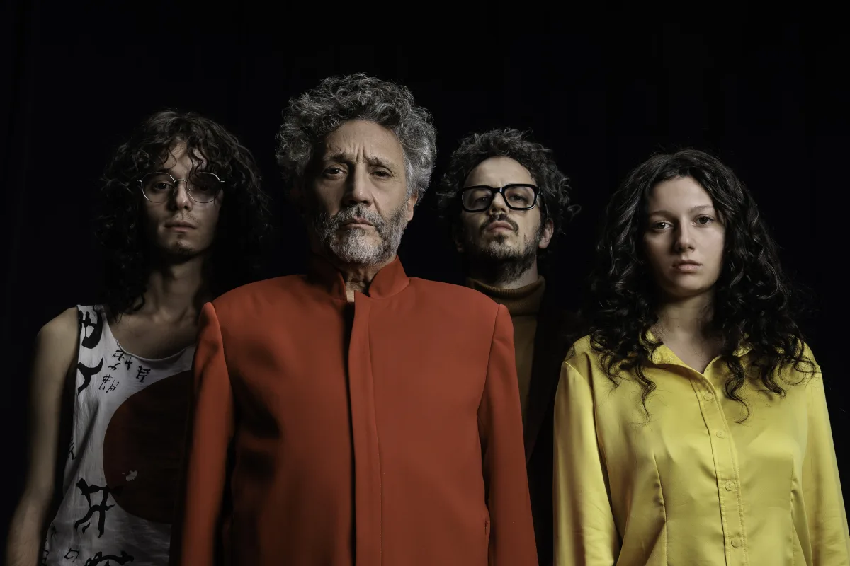 En cuanto a lo audiovisual, en una conversación circular, los Fitos mantienen diálogos solapados que presentan el multiverso Paez: en un living que se adivina de noche, conversan en sillones, mientras la cámara los descubre, uno a uno - Foto: Guido Adler