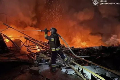 Las autoridades ucranianas informaron que al menos dieciocho personas perdieron la vida como consecuencia de los bombardeos - Foto: Servicio de Emergencia de Ucrania