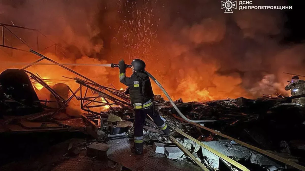 Las autoridades ucranianas informaron que al menos dieciocho personas perdieron la vida como consecuencia de los bombardeos - Foto: Servicio de Emergencia de Ucrania