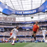 Las acciones se desarrollaron en las instalaciones del Los Angeles Stadium (SoFi Stadium) en Inglewood, California. El imponente escenario albergó a miles de aficionados que presenciaron cómo la estrategia defensiva del conjunto asiático logró neutralizar por completo el poderío ofensivo y la rotación del balón propuestos por la escuadra europea - Foto: FIFA