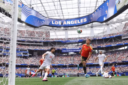 Las acciones se desarrollaron en las instalaciones del Los Angeles Stadium (SoFi Stadium) en Inglewood, California. El imponente escenario albergó a miles de aficionados que presenciaron cómo la estrategia defensiva del conjunto asiático logró neutralizar por completo el poderío ofensivo y la rotación del balón propuestos por la escuadra europea - Foto: FIFA