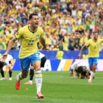 En el minuto 90+6, tras un mal despeje de la defensa japonesa, Bruno Guimarães filtró una magnífica pelota para la diagonal del ingresado Gabriel Martinelli, quien se perfiló rápidamente y definió raso y cruzado para incrustar el esférico en las redes y firmar el 2-1 definitivo - Foto: FIFA