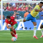 La paridad representó el primer empate registrado en el historial oficial absoluto entre ambas naciones, que previamente acumulaba un balance de dos triunfos para la escuadra sudamericana y uno para el cuadro magrebí. Asimismo, consolidó el invicto histórico de Brasil en sus compromisos de debut en fases de grupos de los certámenes ecuménicos, una racha de consistencia que se extiende por varias décadas - Foto: YantsImages