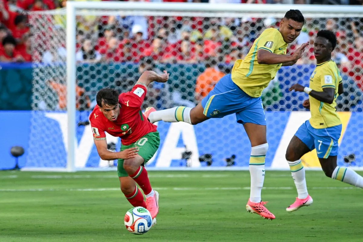 La paridad representó el primer empate registrado en el historial oficial absoluto entre ambas naciones, que previamente acumulaba un balance de dos triunfos para la escuadra sudamericana y uno para el cuadro magrebí. Asimismo, consolidó el invicto histórico de Brasil en sus compromisos de debut en fases de grupos de los certámenes ecuménicos, una racha de consistencia que se extiende por varias décadas - Foto: YantsImages