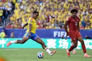 La paridad permitió que la Selección de Colombia estableciera un récord nacional al clasificar por primera vez de forma invicta en el liderato absoluto de su grupo con 7 unidades, relegando a los europeos al segundo puesto con 5 puntos - Foto: FIFA