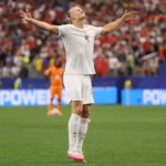 En el minuto 86, tras una gran incursión de Oscar Bobb, Patrick Berg envió un centro preciso al corazón del área chica que Erling Haaland empujó al fondo de las mallas, superando la estirada de Fofana para sellar el vibrante 2-1 definitivo a favor de los "Vikingos" - Foto: FIFA