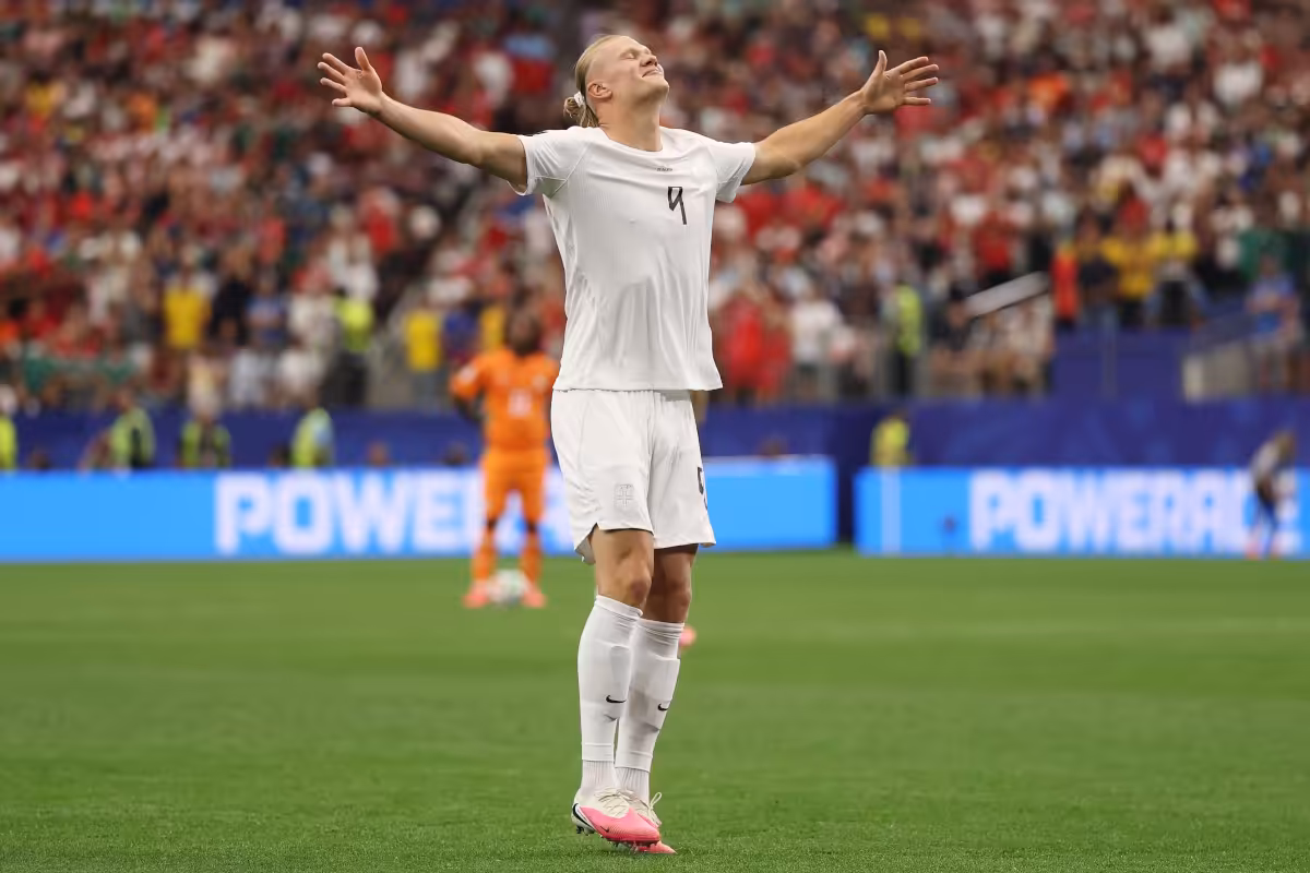 En el minuto 86, tras una gran incursión de Oscar Bobb, Patrick Berg envió un centro preciso al corazón del área chica que Erling Haaland empujó al fondo de las mallas, superando la estirada de Fofana para sellar el vibrante 2-1 definitivo a favor de los "Vikingos" - Foto: FIFA