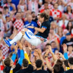 El mediocampista eterno, Luka Modrić, disputó de manera oficial su partido número 200 con la Selección de Croacia, extendiendo su leyenda mundial como el primer jugador de su país en alcanzar el bicentenario de apariciones - Foto: FIFA