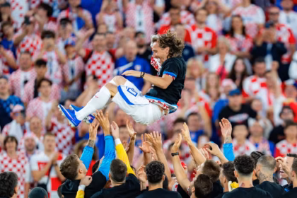 El mediocampista eterno, Luka Modrić, disputó de manera oficial su partido número 200 con la Selección de Croacia, extendiendo su leyenda mundial como el primer jugador de su país en alcanzar el bicentenario de apariciones - Foto: FIFA