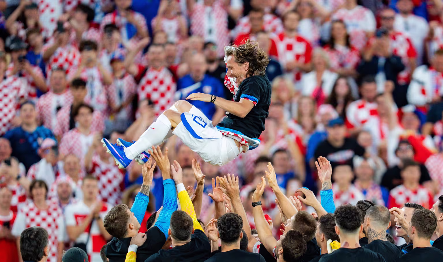 El mediocampista eterno, Luka Modrić, disputó de manera oficial su partido número 200 con la Selección de Croacia, extendiendo su leyenda mundial como el primer jugador de su país en alcanzar el bicentenario de apariciones - Foto: FIFA