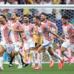 En el minuto 62, luego de un preciso cobro de tiro de esquina ejecutado por Marcelo Brozović, el espigado mediocampista Mario Pašalić se elevó por todo lo alto en el corazón del área chica para conectar un frentazo picado implacable que significó el 2-1 definitivo - Foto: FIFA