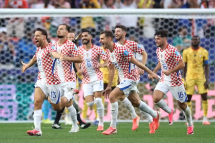En el minuto 62, luego de un preciso cobro de tiro de esquina ejecutado por Marcelo Brozović, el espigado mediocampista Mario Pašalić se elevó por todo lo alto en el corazón del área chica para conectar un frentazo picado implacable que significó el 2-1 definitivo - Foto: FIFA