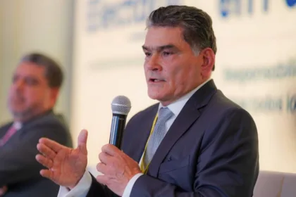 Durante su intervención, Eljach afirmó que Colombia ha superado diversos cuestionamientos y alertas sobre el proceso electoral y sostuvo que las instituciones continúan ejerciendo sus funciones con normalidad. También reiteró que la defensa de la democracia requiere el fortalecimiento de los organismos de control y el respeto por las reglas institucionales - Foto: Procuraduría General de la Nación