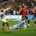 El invitado de honor llegó al minuto 54 de tiempo corrido gracias a una gran jugada de velocidad por la banda derecha firmada por el lateral Mateo Chávez, quien cruzó su disparo para batir al arquero checo y marcar el 1-0 - Foto: FIFA