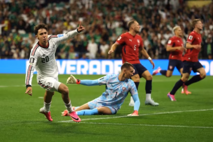 El invitado de honor llegó al minuto 54 de tiempo corrido gracias a una gran jugada de velocidad por la banda derecha firmada por el lateral Mateo Chávez, quien cruzó su disparo para batir al arquero checo y marcar el 1-0 - Foto: FIFA