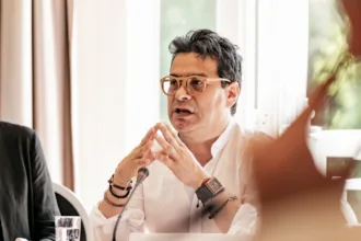 Según la investigación periodística, a la reunión en el Urabá antioqueño asistieron Danilo Rueda, alias "Jerónimo", abogados y asesores del Clan del Golfo. En los audios, el entonces comisionado expone lo que describe como una nueva disposición del Estado frente a la organización criminal, en el marco de los primeros acercamientos de la política de "paz total" - Foto: Archivo/Alto Comisionado para la Paz