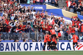 En el minuto 5, tras una gran jugada individual del astro Mohamed Salah dentro del área penal, el rebote fue rechazado a medias por el portero Alireza Beiranvand, permitiendo que el mediocampista Mahmoud Saber conectara el esférico con potencia entre las piernas del arquero para firmar el 1-0 parcial - Foto: FIFA