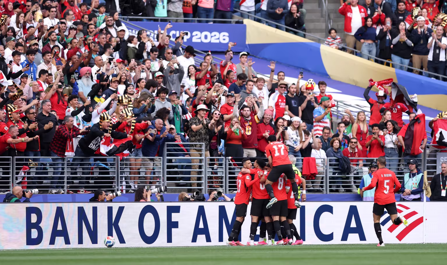 En el minuto 5, tras una gran jugada individual del astro Mohamed Salah dentro del área penal, el rebote fue rechazado a medias por el portero Alireza Beiranvand, permitiendo que el mediocampista Mahmoud Saber conectara el esférico con potencia entre las piernas del arquero para firmar el 1-0 parcial - Foto: FIFA
