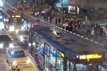 Durante la jornada, los manifestantes avanzaron hacia la Plaza de Bolívar, lo que obligó a las autoridades de tránsito a implementar medidas de manejo vial para garantizar la movilidad y la seguridad de los participantes y demás ciudadanos - Foto: Secretaría de Movilidad