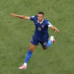 Mbappé igualó el registro de la leyenda brasileña Ronaldo Nazário en la tabla histórica de goleadores de la competición, ubicándose a un solo gol del alemán Miroslav Klose (16) y manteniéndose firme en la pelea por el liderato de goleo actual del certamen - Foto: FIFA