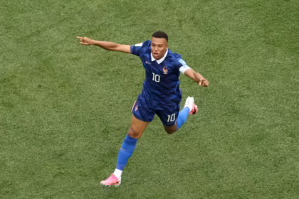 Mbappé igualó el registro de la leyenda brasileña Ronaldo Nazário en la tabla histórica de goleadores de la competición, ubicándose a un solo gol del alemán Miroslav Klose (16) y manteniéndose firme en la pelea por el liderato de goleo actual del certamen - Foto: FIFA