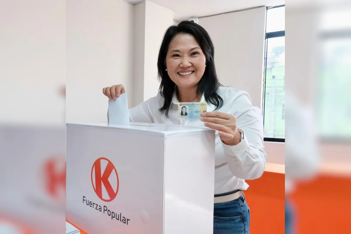 En este escenario, la candidata Keiko Fujimori, representante de la derecha tradicional peruana, aparece con una leve ventaja sobre su contendiente de la izquierda, en un margen que se mantiene dentro de lo estadísticamente mínimo - Foto: X/@KeikoFujimori
