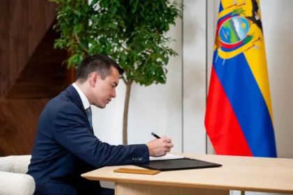 La decisión de levantar los aranceles también adquirió una dimensión política luego de que Noboa afirmara públicamente que la medida estaba relacionada con conversaciones sostenidas con el candidato presidencial colombiano Abelardo de la Espriella - Foto: X/@DanielNoboaOk