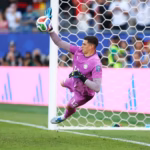 El portero paraguayo Orlando Gill se transformó en la figura colosal del encuentro. Gill detuvo de entrada el cobro de Kai Havertz y posteriormente el de Nick Woltemade, mientras que Jonathan Tah estrelló su disparo en el poste - Foto: FIFA