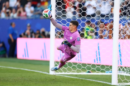 El portero paraguayo Orlando Gill se transformó en la figura colosal del encuentro. Gill detuvo de entrada el cobro de Kai Havertz y posteriormente el de Nick Woltemade, mientras que Jonathan Tah estrelló su disparo en el poste - Foto: FIFA