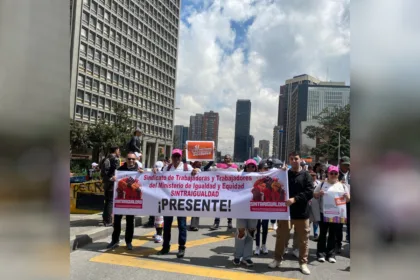 Los sindicatos y organizaciones de empleados aseguraron que cerca de 580 funcionarios de planta y contratistas quedaron en situación de incertidumbre laboral. Los manifestantes reclamaron la ausencia de información oficial sobre eventuales reubicaciones, indemnizaciones o garantías laborales durante el proceso de liquidación - Foto: Sintraigualdad