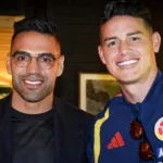 Durante una de las jornadas de trabajo, los jugadores recibieron la visita especial de Radamel Falcao García, máximo goleador histórico de la selección. El experimentado delantero compartió consejos, experiencias y mensajes de motivación dirigidos especialmente a los más jóvenes del plantel - Foto: X/@FCFSeleccionCol