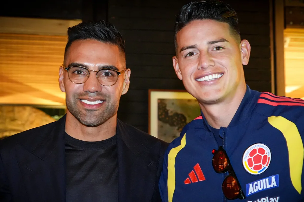 Durante una de las jornadas de trabajo, los jugadores recibieron la visita especial de Radamel Falcao García, máximo goleador histórico de la selección. El experimentado delantero compartió consejos, experiencias y mensajes de motivación dirigidos especialmente a los más jóvenes del plantel - Foto: X/@FCFSeleccionCol