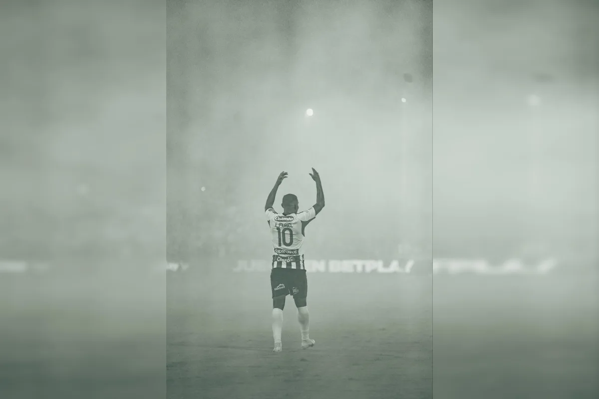 La gran figura de la noche fue el delantero Luis Fernando Muriel, autor de dos goles de notable calidad técnica. Su capacidad para desequilibrar en el último tercio del campo resultó determinante para abrir espacios en la defensa rival - Foto: Junior FC