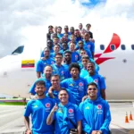 Antes de partir hacia territorio estadounidense, los jugadores se despidieron de los aficionados en la sede deportiva de la Federación Colombiana de Fútbol. El ambiente estuvo marcado por el optimismo y la confianza en un grupo que busca consolidar su identidad futbolística a través del trabajo constante - Foto: Federación Colombiana de Fútbol