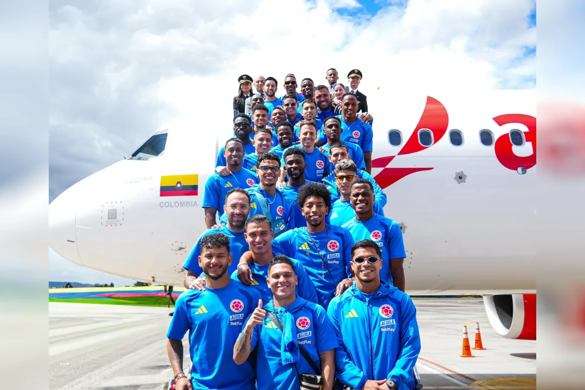 Antes de partir hacia territorio estadounidense, los jugadores se despidieron de los aficionados en la sede deportiva de la Federación Colombiana de Fútbol. El ambiente estuvo marcado por el optimismo y la confianza en un grupo que busca consolidar su identidad futbolística a través del trabajo constante - Foto: Federación Colombiana de Fútbol