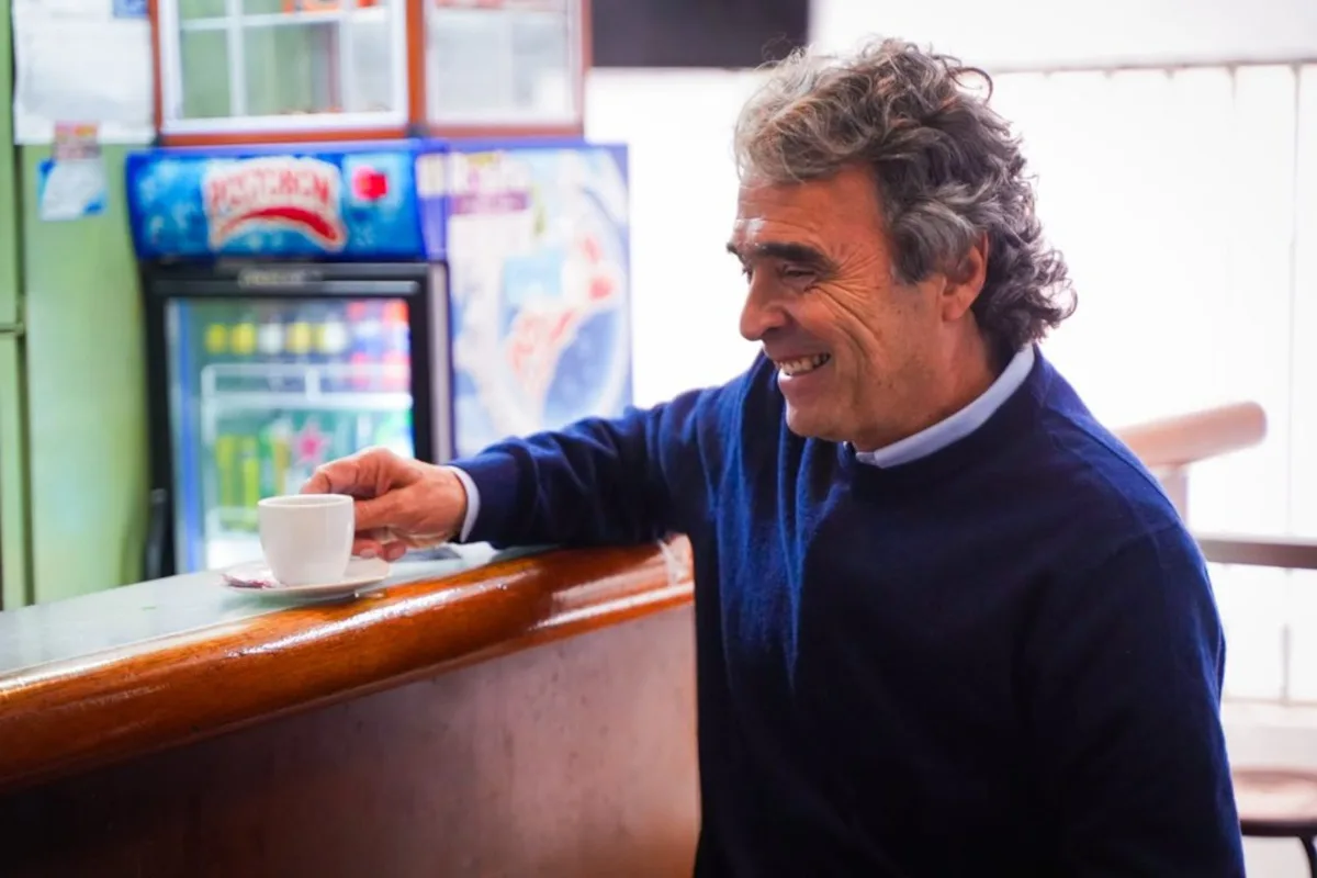 A través de este manifiesto, Fajardo dejó claro que no respaldará ni a Abelardo de la Espriella ni a Iván Cepeda en la recta final de la campaña. La decisión ratifica la independencia política del sector de centro que representó durante la primera vuelta y marca distancia frente a las propuestas de ambos proyectos políticos - Foto: X/@sergio_fajardo