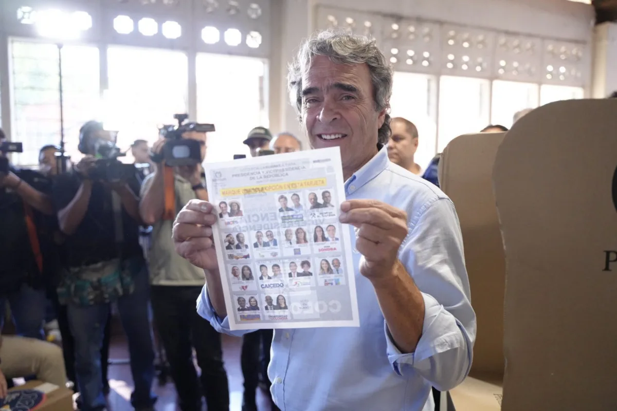 La campaña de Sergio Fajardo apostó nuevamente por un discurso moderado, enfocado en la educación, la institucionalidad y la búsqueda de consensos. Sin embargo, el clima político terminó favoreciendo a candidaturas con mensajes más contundentes y dirigidos a electorados claramente definidos - Foto: X/@sergio_fajardo