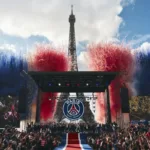 Tras el triunfo, miles de aficionados se congregaron en distintos puntos de París para celebrar la histórica conquista. Las calles se llenaron de camisetas, banderas y cánticos en una fiesta que se prolongó durante varias horas y reflejó la emoción de una afición que ha esperado durante años el éxito continental de su equipo - Foto: PSG/Cyril Masson
