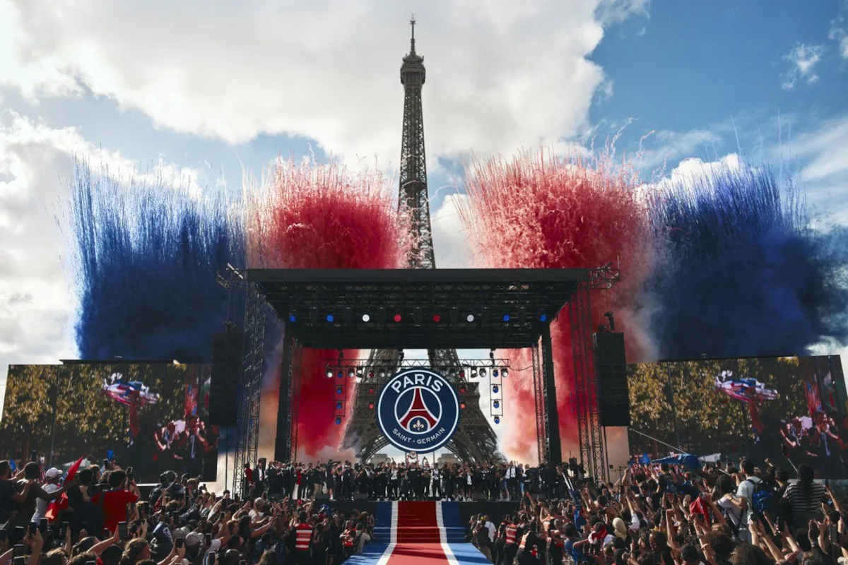 Tras el triunfo, miles de aficionados se congregaron en distintos puntos de París para celebrar la histórica conquista. Las calles se llenaron de camisetas, banderas y cánticos en una fiesta que se prolongó durante varias horas y reflejó la emoción de una afición que ha esperado durante años el éxito continental de su equipo - Foto: PSG/Cyril Masson