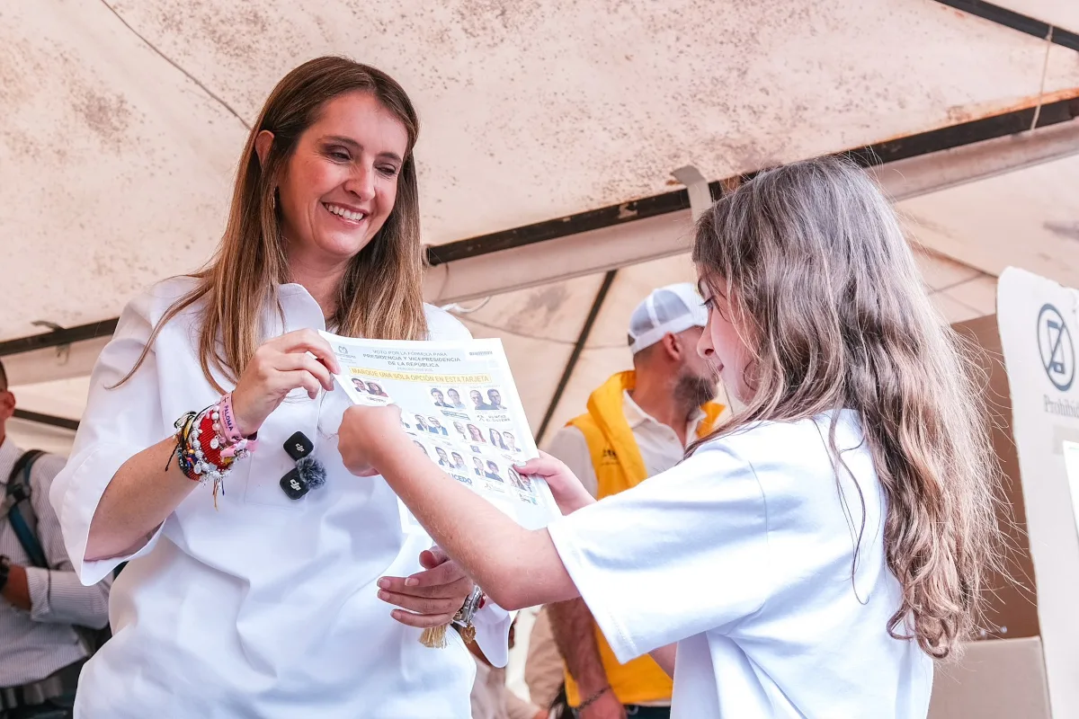 Algunos expertos sostienen que la capacidad de De la Espriella para posicionarse como una alternativa renovada dentro de la derecha pudo haber influido en la redistribución de apoyos. Esta situación habría dificultado que Valencia alcanzara los niveles de votación que necesitaba para mantenerse en la disputa presidencial - Foto: X/@PalomaValenciaL