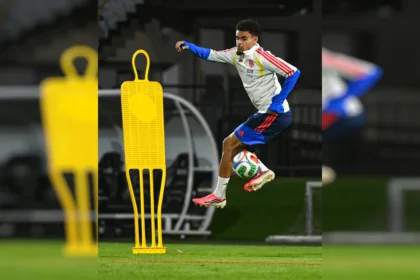 En el frente de ataque, Luis Díaz concentra buena parte de las expectativas. El extremo colombiano destaca por su velocidad, desequilibrio y capacidad para marcar diferencias en el uno contra uno, cualidades que podrían ser determinantes ante la defensa costarricense - Foto: X/@FCFSeleccionCol