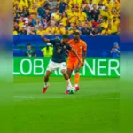 La madera no solo frustró a los sudamericanos, sino que también se convirtió en protagonista estelar en la acera contraria durante el periodo complementario. Tras una primera parte intermitente, los Elefantes africanos crecieron en volumen futbolístico gracias a la movilidad de Yan Diomandé - Foto: X/@LaTri
