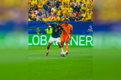 La madera no solo frustró a los sudamericanos, sino que también se convirtió en protagonista estelar en la acera contraria durante el periodo complementario. Tras una primera parte intermitente, los Elefantes africanos crecieron en volumen futbolístico gracias a la movilidad de Yan Diomandé - Foto: X/@LaTri