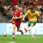 Cuando se jugaba el minuto 75 de tiempo corrido, una pérdida de balón del volante İsmail Yüksek en la zona medular le permitió a Connor Metcalfe conducir con total libertad. El jugador australiano aprovechó el espacio concedido por la primera línea defensiva y desenfundó un zurdazo seco desde 20 yardas que se coló pegado al palo inferior izquierdo para sentenciar el definitivo 2-0 - Foto: X/@Socceroos