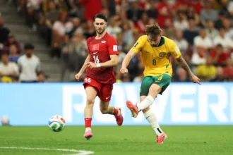Cuando se jugaba el minuto 75 de tiempo corrido, una pérdida de balón del volante İsmail Yüksek en la zona medular le permitió a Connor Metcalfe conducir con total libertad. El jugador australiano aprovechó el espacio concedido por la primera línea defensiva y desenfundó un zurdazo seco desde 20 yardas que se coló pegado al palo inferior izquierdo para sentenciar el definitivo 2-0 - Foto: X/@Socceroos